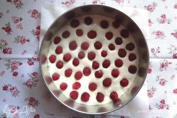 Сверху на тесто равномерно выложить ягоды.