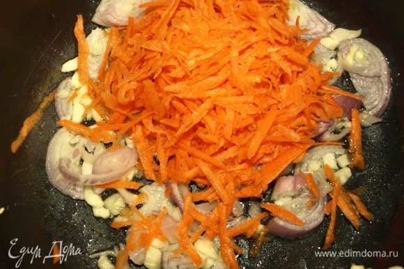 В отдельной сковороде пассеровать мелконарезанные лук, чеснок и морковь.