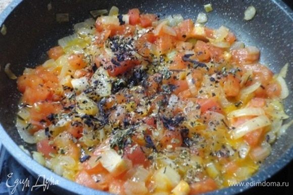 Приготовить соус из лука и помидор, предварительно очищенных и нарезанных кубиками. Добавить травы, перец и соль по вкусу.