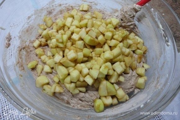 Соединяем яично-масляную смесь с сухими ингредиентами, перемешиваем и добавляем яблоки вместе с жидкостью. Еще раз перемешиваем.