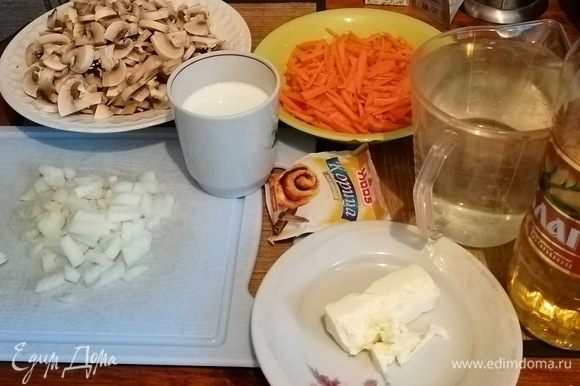 Займемся подготовкой продуктов. Грибы, лук и морковь нарезаем. Морковь как можно тоньше. Очищаем 3 зубчика чеснока.