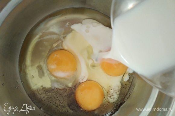 Взбить яйца, соль, перец и молоко венчиком до пышности.