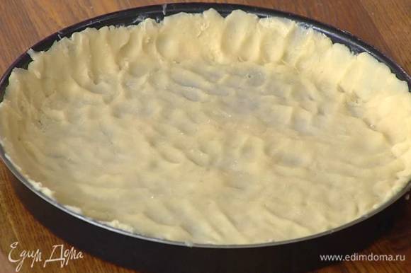 Круглую форму для выпечки смазать оставшимся сливочным маслом, выложить тесто так, чтобы получился тонкий корж с бортиками, и отправить на 10–15 минут в морозильник.