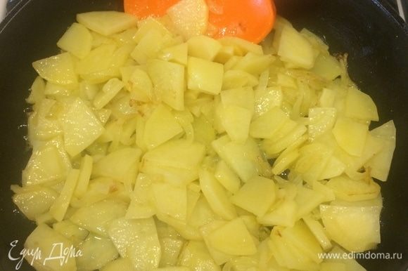 Лук и картофель мелко нарезать. В сковороде с толстым дном разогреть масло, добавить лук и жарить 3–4 мин., затем добавить картофель, перемешать, накрыть крышкой и жарить до готовности.