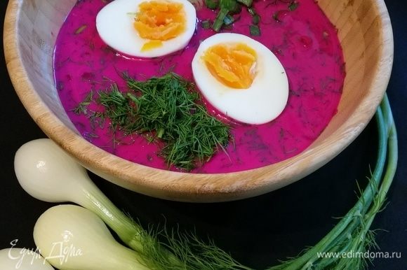 Отварить яйца вкрутую (по 1–2 шт. на порцию). Не варите яйца до синевы, 4–5 мин. (зависит от размера) вполне достаточно, чтобы не «убить» в яйце все его полезные качества, а главное — настоящий вкус) Подавать свекольник, сдобрив сметаной, кольцами зеленого лука и нарезанными наполовину яйцами. Подавала к свекольнику отваренную молодую картошечку с маслицем и укропом (подсмотрела на сайте, сомневалась, подойдет ли горячая картошка к холодному свекольнику). Очень вкусно! Вот только про сметану на этот раз забыла 🙃