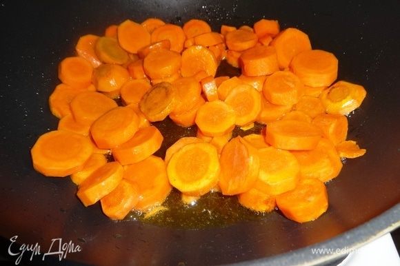В сковороду налить оливковое масло, разогреть. Выложить морковь и обжаривать 5 мин. на сильном огне, все время помешивая.