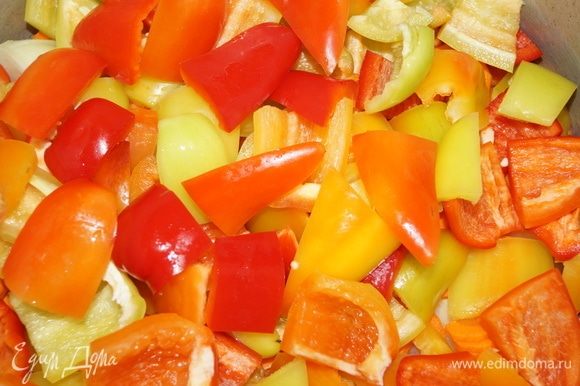 Далее нарежьте сладкий перец и ровным слоем уложите на морковь.