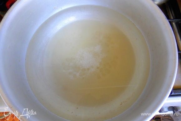 В глубокий таз налить воду, положить сахар и лимонную кислоту. Довести до кипения и кипятить 3 минуты.