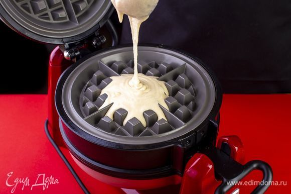 Выпекайте вафли в вафельнице до готовности. Из готовых вафель вырежьте треугольники и кружочки, выложите их в форме мороженого «рожок».
