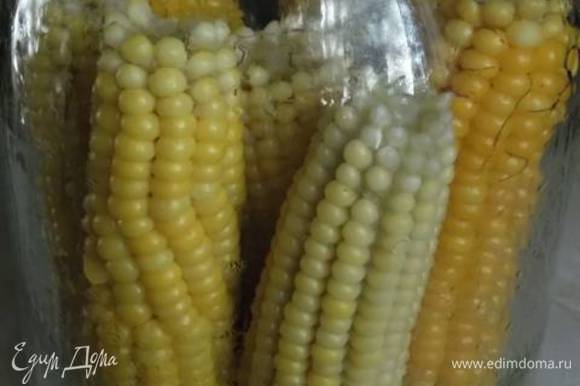 Вариант второй: консервированная кукуруза в початках. Отварить кукурузу в несоленой воде. Соль при варке способствует отвердению верхнего слоя зерна. Уложить початки в стерильные трехлитровые банки.