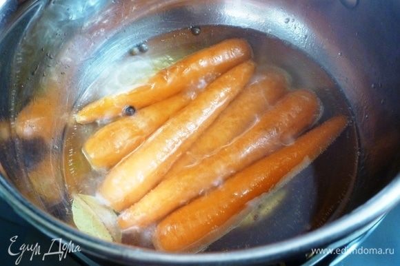 Опустить в маринад морковь и варить 2 минуты. Больше не надо, иначе морковь будет вареная, а так она останется с хрустинкой. Достать морковь из маринада и оставить остыть естественным способом. Просто оставить на тарелке.