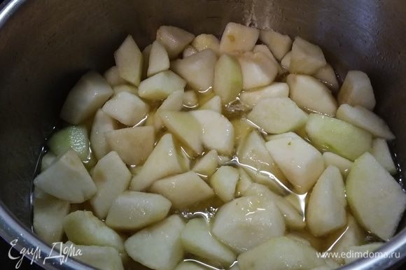 Выложить груши в сироп и взбить погружным блендером в пышную однородную массу. Попробовать на вкус, при необходимости добавить сок лимона.