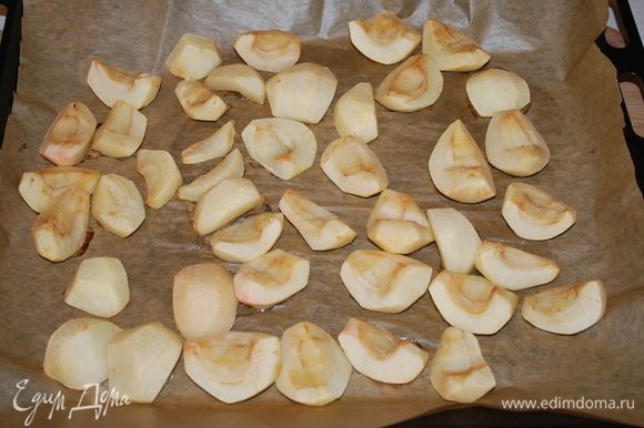 Яблоки очищаем от семян и кожуры. Запекаем при температуре 200°C в течение 15 минут. Вес перца, баклажанов и яблок в рецепте указан до обработки.