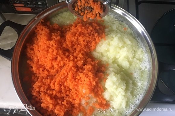 Кабачки и морковь очистить, прокрутить через мясорубку. Тушить на среднем огне в течение часа.