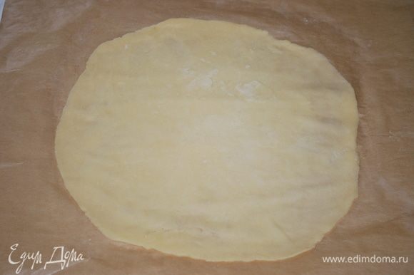Раскатать тесто на бумаге для выпечки (чтобы коржи не прилипали к скалке, посыпьте их мукой). Выпекать примерно 5 минут при температуре 180°C.