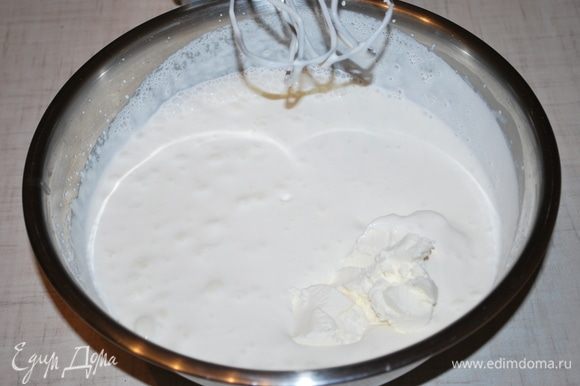 Для крема взбиваем холодные сливки 33% в мягкую пену (сливки не должны быть очень густыми), добавляем творожный сыр, перемешиваем миксером.