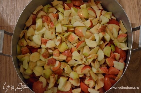 Яблоки также моем, удаляем сердцевину, мелко режем на кусочки.
