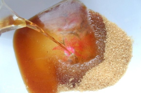 Влить кофе в коричневый сахар, не остужая. Растворить сахар. Если вы любите сладкое, увеличьте количество сахара.