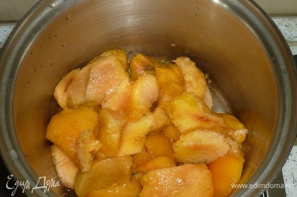 Подготовленные персики выложить в кастрюлю, добавить 1 ст. л. воды, довести до кипения. Варить под крышкой 15 минут. Немного остудить.