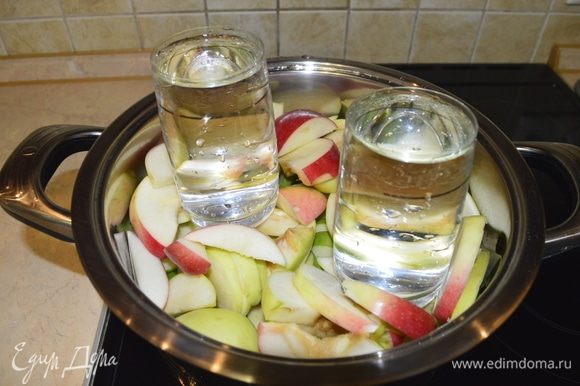 В кастрюлю с яблоками добавляем холодную воду.