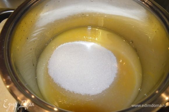 Соединить все соки (лимонный, апельсиновый и яблочный) с сахаром. Пять минут варить. Необходимо, чтоб весь сахар растворился. Сахар регулируйте на свой вкус и в зависимости от сорта яблок.