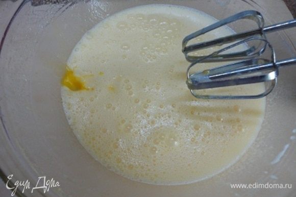 Яйца взбить с сахаром до его полного растворения. Добавить растопленное и охлажденное сливочное масло, продолжить взбивать.