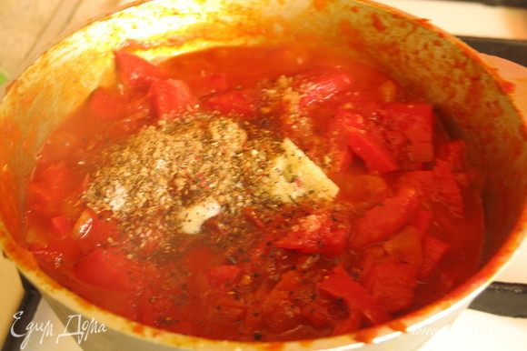 Добавляем к перцу с томатами кориандр, чеснок, соль и перец. Можно еще добавить свежий острый перец.