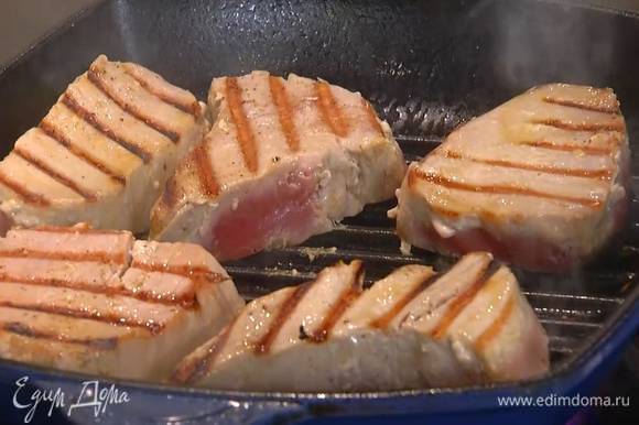 Разогреть сковороду-гриль и обжаривать рыбу с двух сторон до появления румяных полосок.