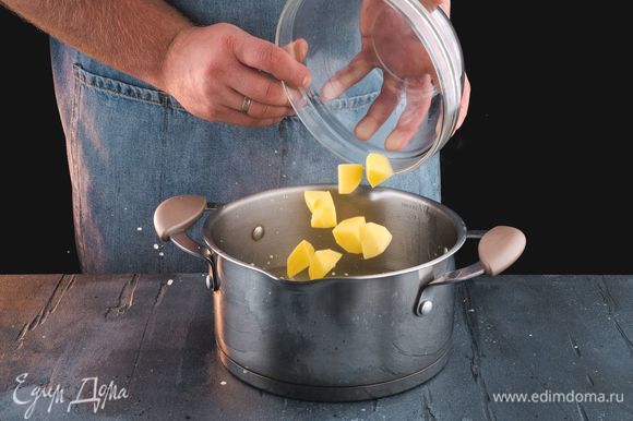 Очищенный картофель добавьте в бульон и варите 20 минут.