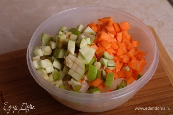 Все остальные овощи также вымыть, все, что нужно, почистить (перец, яблоко, чеснок, лук, морковь), также нарезать кубиком, соединить все вместе.