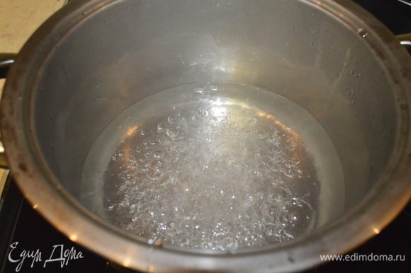 Когда вода закипит, добавить соль, сахар. Маринад кипятить 2 минуты.