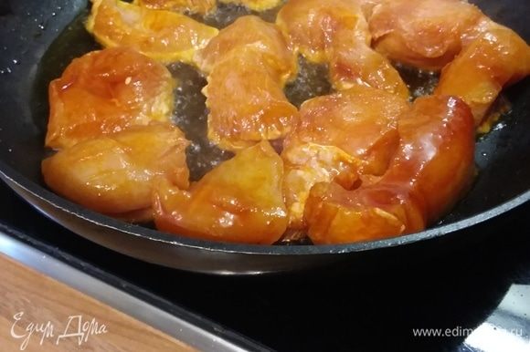 Разогреть в большой сковороде оставшееся оливковое масло и обжарить мясо со всех сторон до золотистого цвета.
