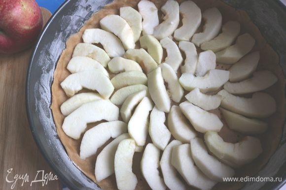 Распределить дольки яблок по кругу. Вам потребуется 450–500 г яблок, яблоки кладутся в один слой.