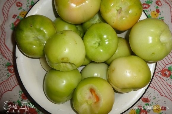 В каждом помидоре вырезать место, где прикрепляется плодоножка.