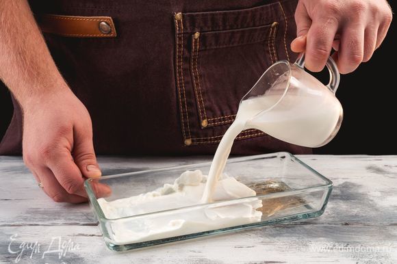 Замочите 1 пластинку желатина в холодном молоке на 5 минут. Поставьте молоко в сотейнике на огонь и прогрейте до полного растворения желатина, не доводя до кипения. Взбейте сливки с 2 ст. л. сахара и с ванилином.
