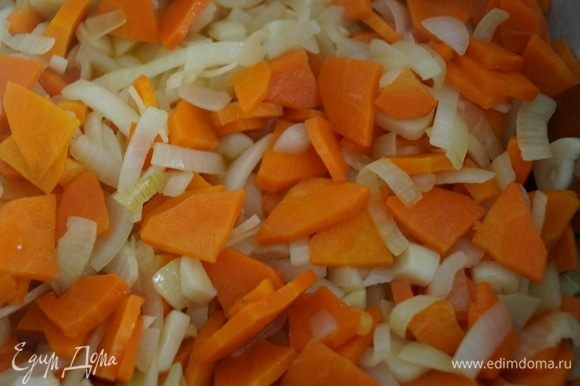 Баклажаны выбирала маленькие, вымыла, нарезала на кружочки и замочила их в соленой воде на 20–30 минут. Лук и морковь нарезала на средние ломтики и отдельно пассеровала на растительном масле до готовности.