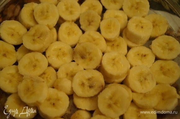 Нарезанные бананы выложить равномерно в смазанную маслом форму. Бананы должны быть небольшими и спелыми.