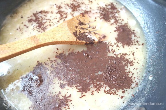 Затем шоколад: нужно добавить всего 8–9 г, не более, можно ограничиться одной чайной ложкой натертого на мелкой терке горького шоколада. Перемешать.