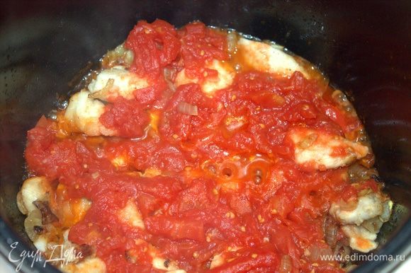 Перенести томатные кусочки вместе с соком к курочке.
