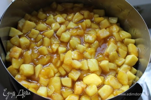 На горячий корж выложите горячие яблоки, залейте соусом, который у вас образовался в процессе приготовления, и отправьте пирог в холодильник на 2–3 часа.