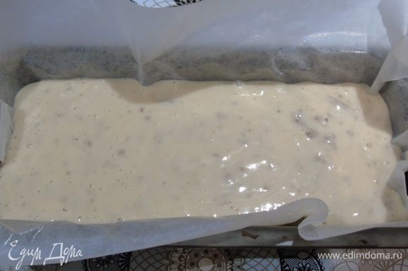 Вылейте тесто в форму, застеленную пергаментом и смазанную маслом. При желании посыпьте сверху кедровыми орешками.