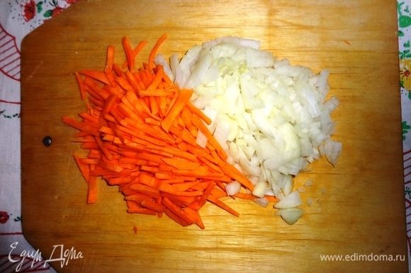 Лук, чеснок, морковь очистить, вымыть, высушить бумажным полотенцем. Лук и чеснок нарезать мелкими кубиками, морковь — тонкой соломкой.