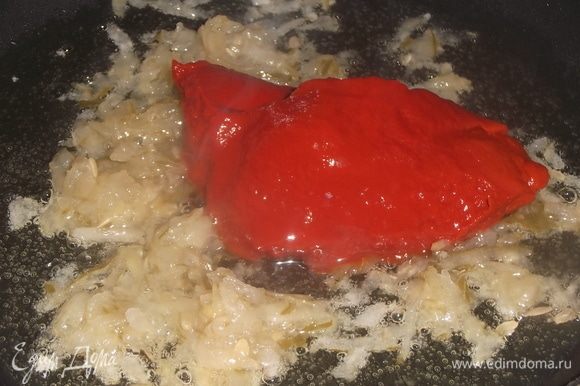 Добавить к огурцам томатную пасту. Обжарить 3–4 минуты, помешивая.
