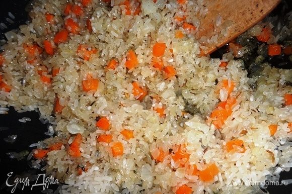 Положить в сковороду рис, перемешать и обжарить в масле в течение 5–8 минут. Рис должен хорошо пропитаться маслом.