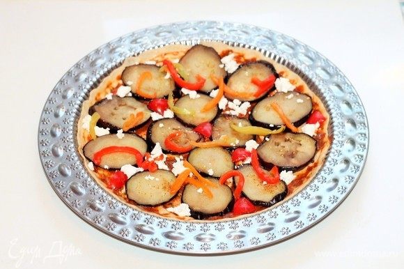 Посыпаем пиццу сухой приправой. Отправляем заготовку пиццы в разогретую до 40°C духовку на расстойку или в теплое место минут на 20.