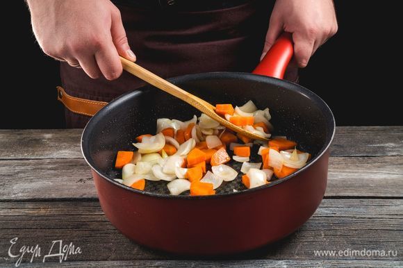 Лук и морковь обжарьте в сковороде до размягчения.