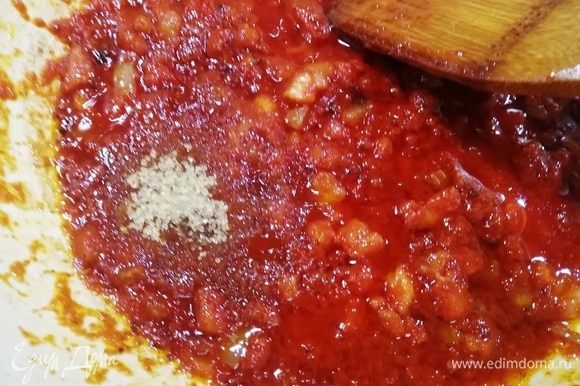 Добавляем 2 ст. л. томатной пасты ТМ «Помидорка». Перемешиваем, солим и перчим, вливаем 1/3 стакана воды. Тушим минут 5, пока соус не загустеет.
