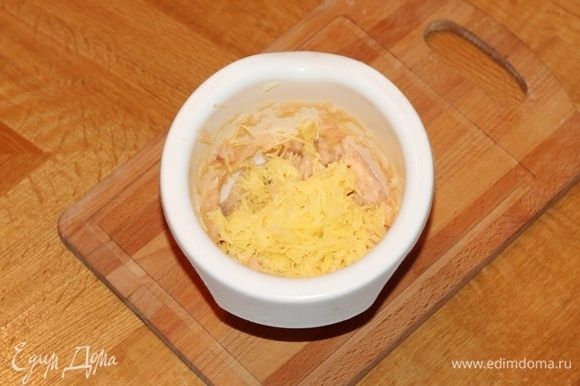 Натереть на средней терке картофель (небольшой клубень) и добавить в чашу, измельчить все блендером или пропустить через мясорубку.