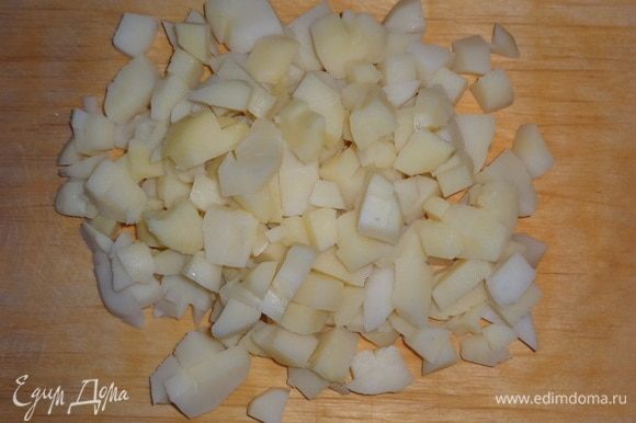 Вареный картофель нарезать небольшими кубиками.