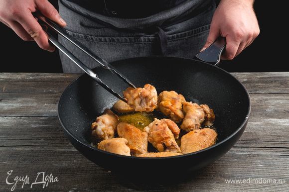 Разогрейте глубокую сковороду с растительным маслом и обжарьте крылышки в панировке со всех сторон до золотисто-коричневого цвета. Жарьте маленькими порциями по 10–15 минут.